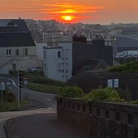 Tatil Evi Maison Du Cap Lihou, Duplex Au 1er Et 2eme Etage Mansarde, Quartier Historique,