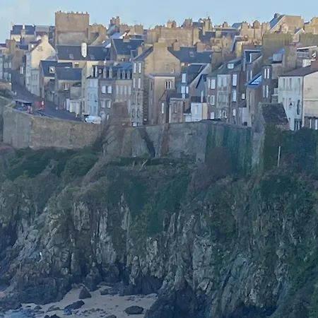 Prázdninový dům Maison Du Cap Lihou, Duplex Au 1er Et 2eme Etage Mansarde, Quartier Historique, *