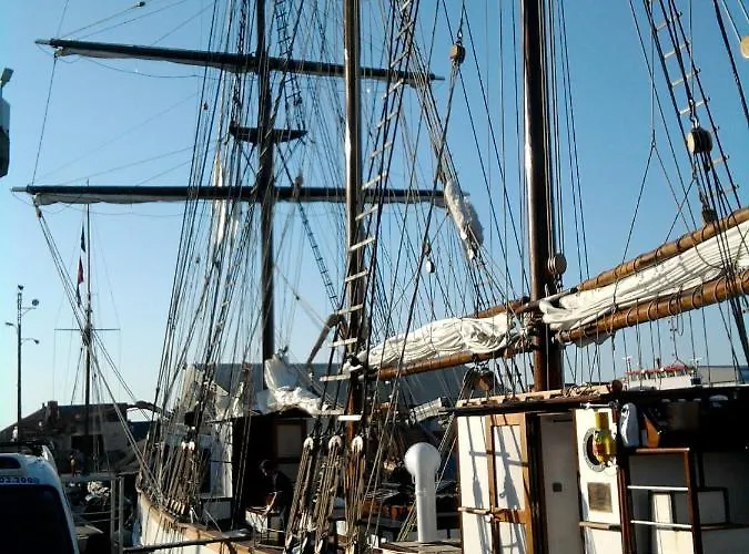 Semesterbostad Maison Du Cap Lihou, Duplex Au 1er Et 2eme Etage Mansarde, Quartier Historique, Granville