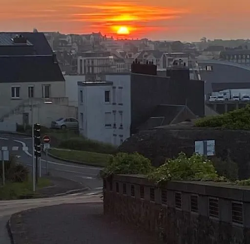 Semesterbostad Maison Du Cap Lihou, Duplex Au 1er Et 2eme Etage Mansarde, Quartier Historique,