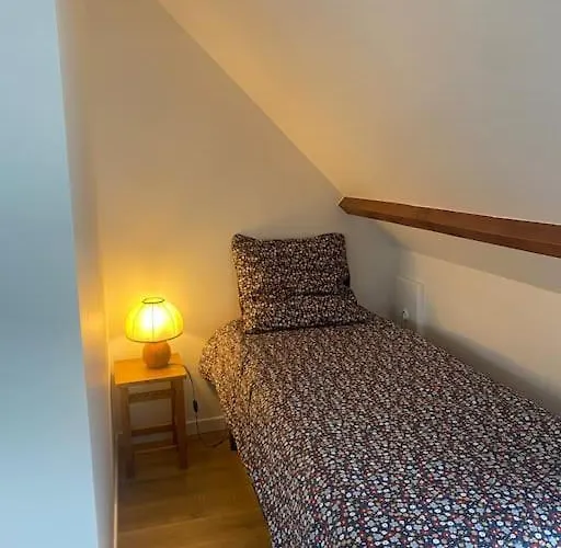 Semesterbostad Maison Du Cap Lihou, Duplex Au 1er Et 2eme Etage Mansarde, Quartier Historique,